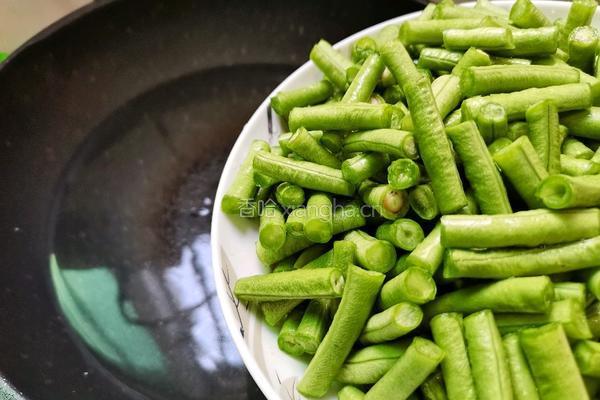 豇豆炒肉片的做法图解5