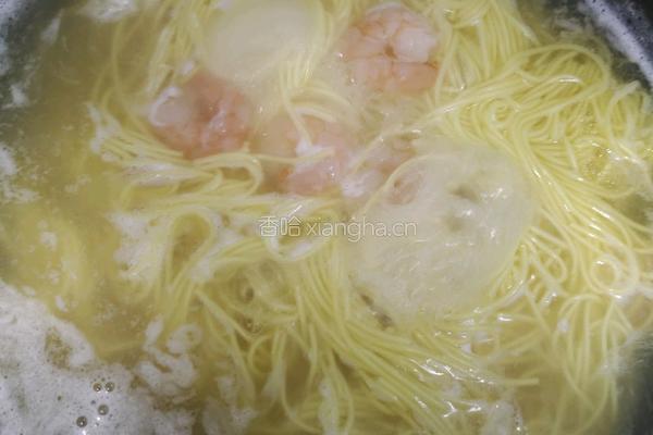 虾仁鸡蛋青菜面的做法图解3