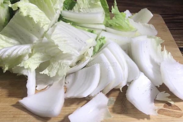 腊肠炒大白菜的做法图解1