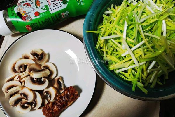 肉沫蘑菇炒蒜黄的做法图解1
