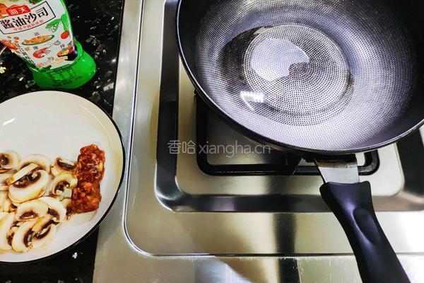 肉沫蘑菇炒蒜黄的做法图解2
