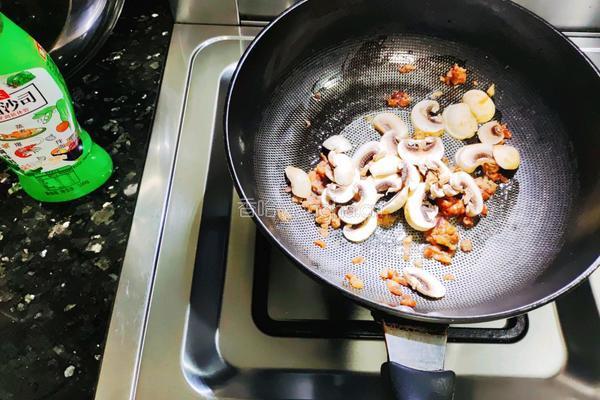 肉沫蘑菇炒蒜黄的做法图解3