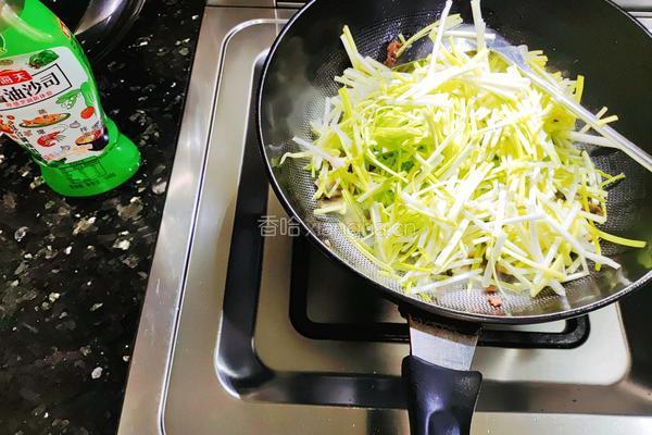 肉沫蘑菇炒蒜黄的做法图解4