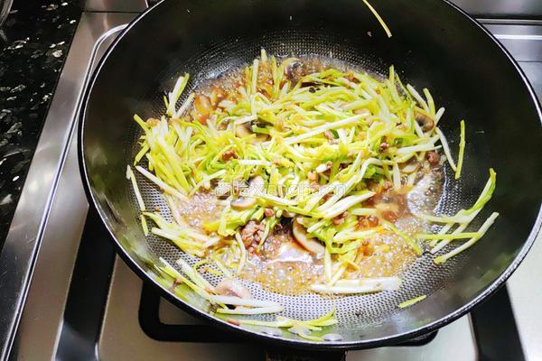 肉沫蘑菇炒蒜黄的做法图解6