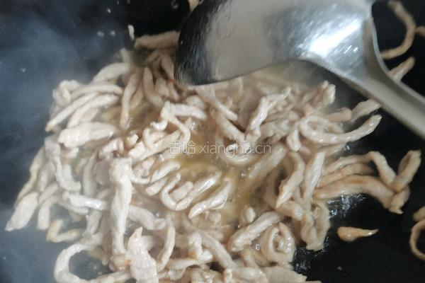 白菜帮蒜黄炒肉丝的做法图解9