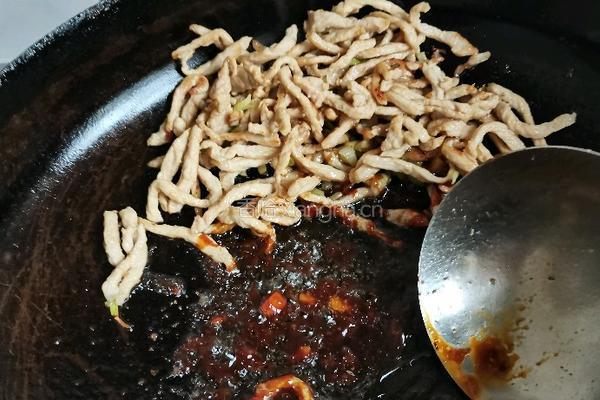 白菜帮蒜黄炒肉丝的做法图解11