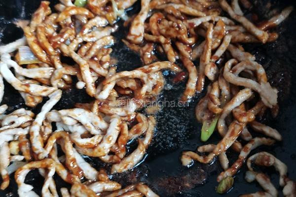 白菜帮蒜黄炒肉丝的做法图解12