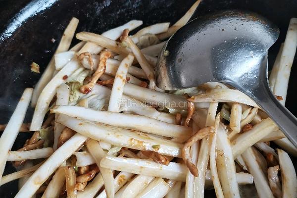 白菜帮蒜黄炒肉丝的做法图解13