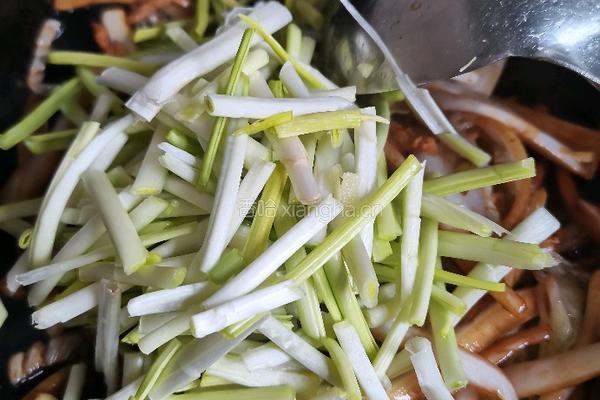 白菜帮蒜黄炒肉丝的做法图解15