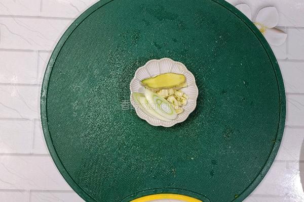 土豆茄子炒豆角的做法图解1