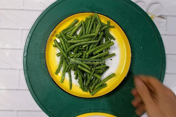 土豆茄子炒豆角的做法图解3