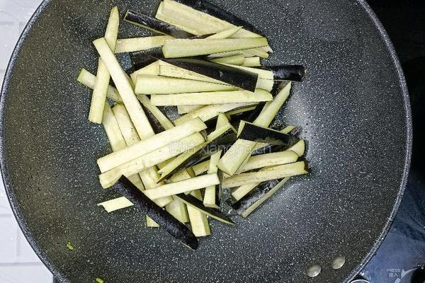 土豆茄子炒豆角的做法图解8