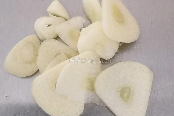 白菜热汤面条的做法图解1