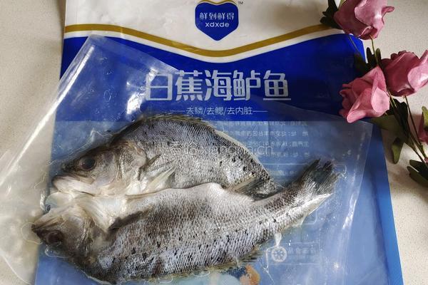 蒜香烤鲈鱼的做法图解1
