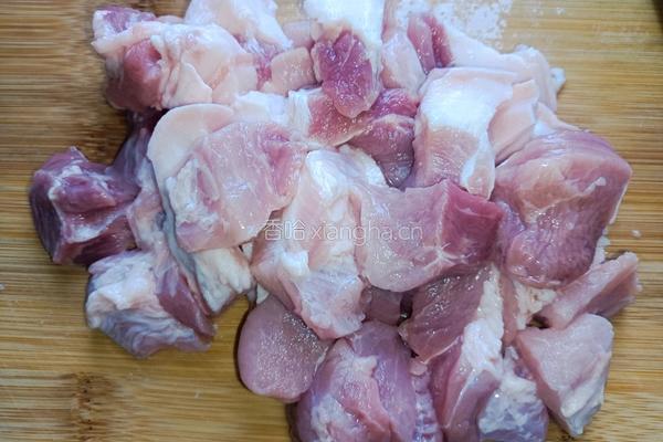 鹿茸菇烧腩肉的做法图解1