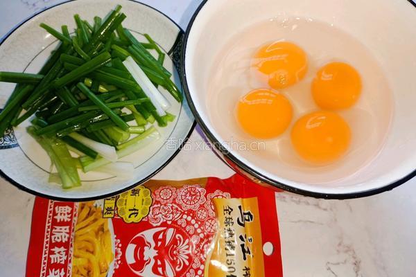 榨菜炒鸭蛋的做法图解1