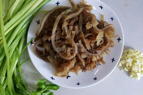 芹菜牛百叶的做法图解1