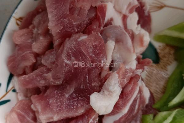 尖椒炒肉的做法图解1