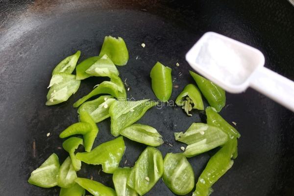 尖椒炒肉的做法图解5