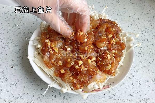 蒜蓉蒸巴沙鱼的做法图解2