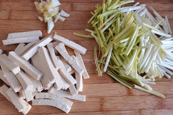 蒜黄炒豆腐的做法图解1