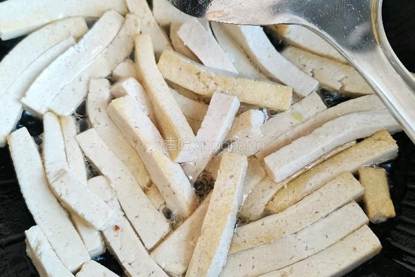 蒜黄炒豆腐的做法图解5