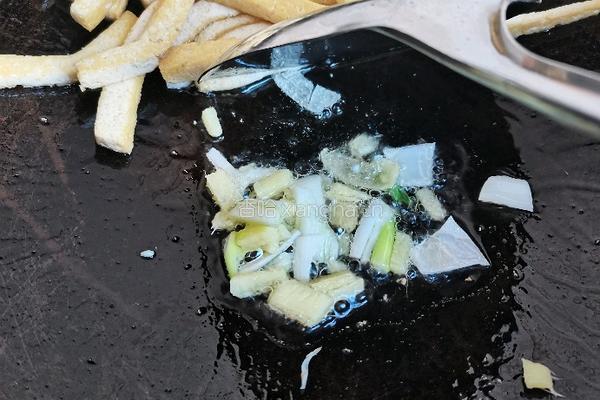 蒜黄炒豆腐的做法图解6
