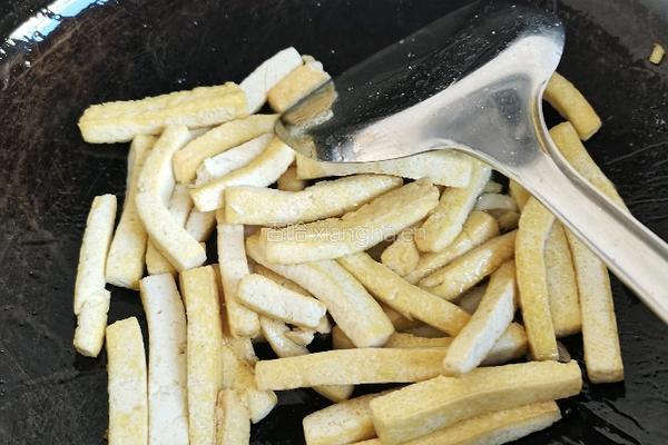 蒜黄炒豆腐的做法图解7