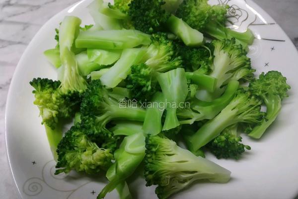 葱油木耳西兰花的做法图解1