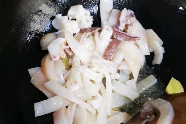 芹菜炒尤鱼的做法图解3