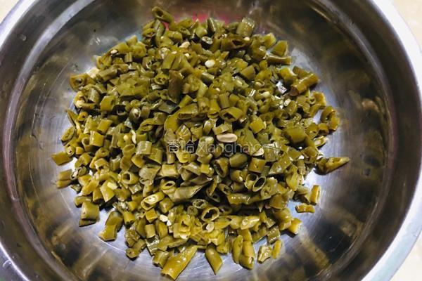 酸豆角炒肉末的做法图解2