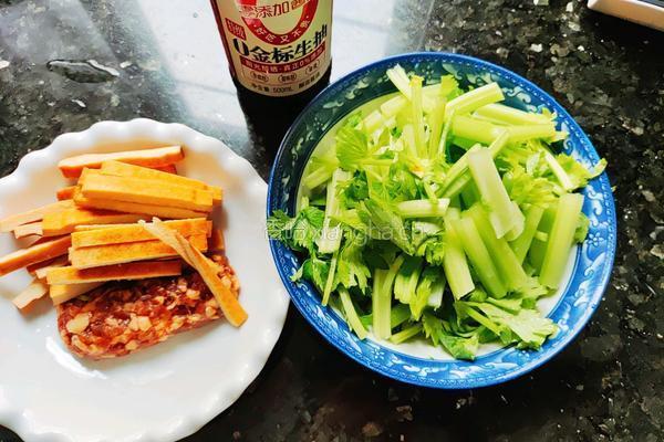 香干肉沫炒芹菜的做法图解1