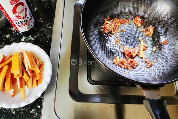 香干肉沫炒芹菜的做法图解2
