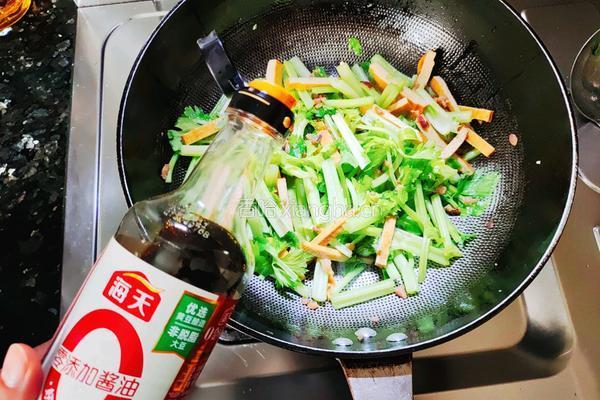 香干肉沫炒芹菜的做法图解5