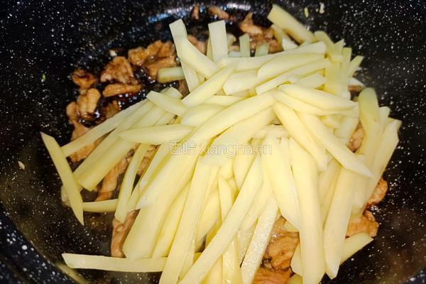 腩肉炒三丝的做法图解8