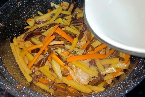 腩肉炒三丝的做法图解11