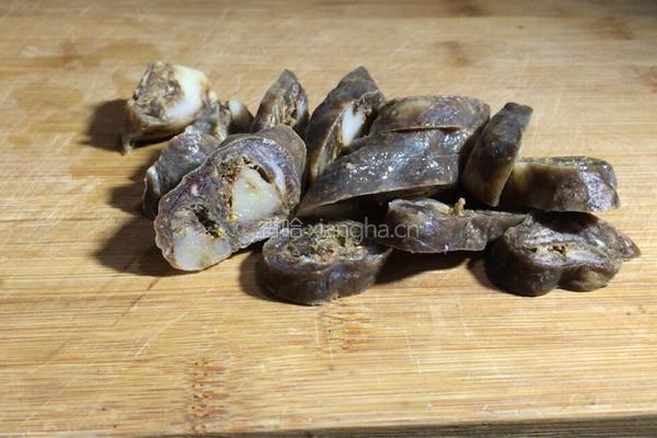 腊肠烧土豆的做法图解1