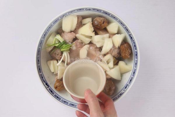 莲藕炖鸭的做法图解7