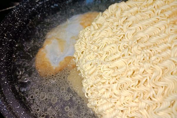 鸭蛋酸菜方便面的做法图解4