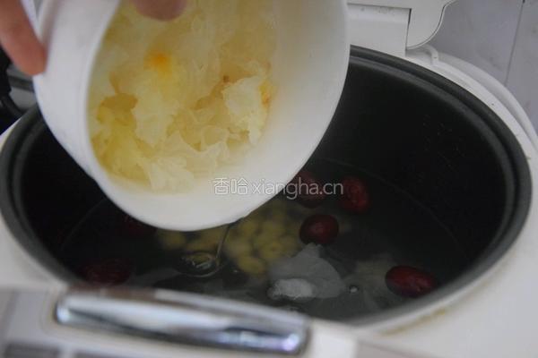 奶香银耳羹的做法图解5