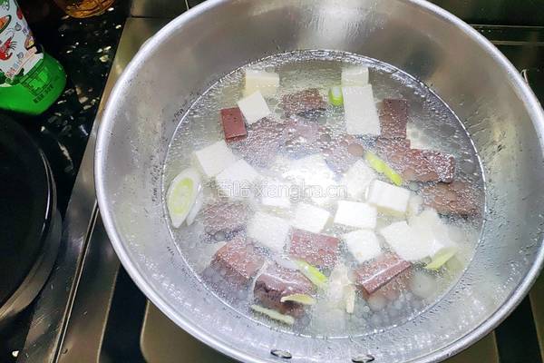 鸭血豆腐汤的做法图解4