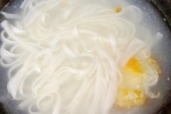 鸡蛋瘦肉汤河粉的做法图解5