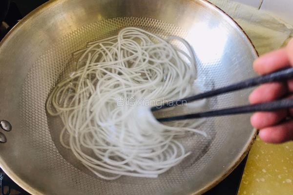 猪肉粉条烩菜的做法图解1
