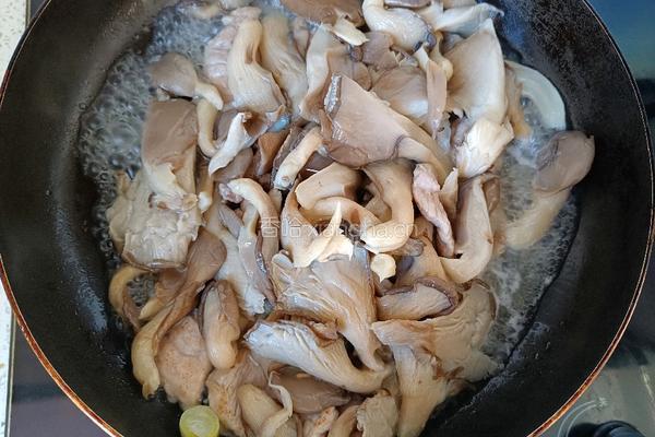家常蘑菇炒肉的做法图解7