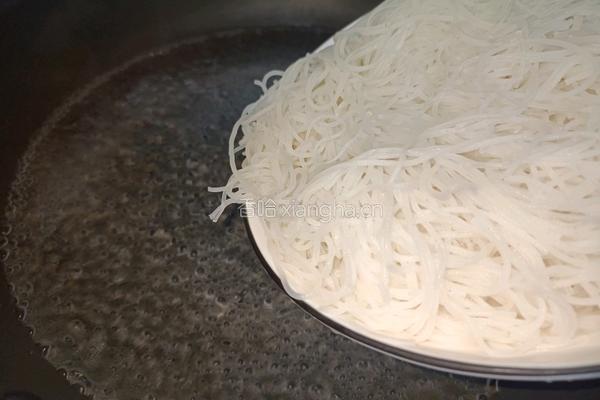 牛肉丸平菇米粉的做法图解3