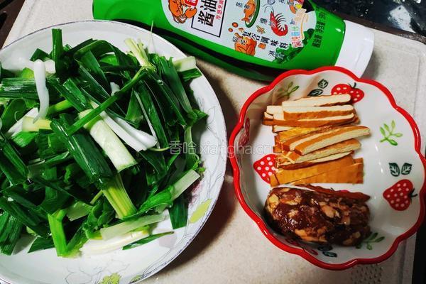蒜苗炒香干的做法图解1