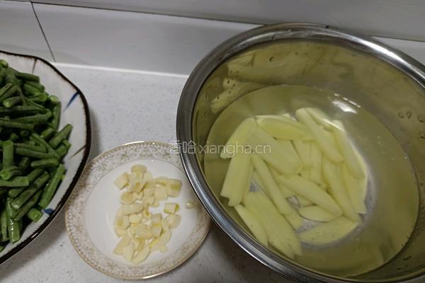 豇豆土豆条炒肉的做法图解2