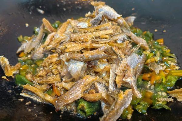 辣椒炒酥鱼的做法图解9