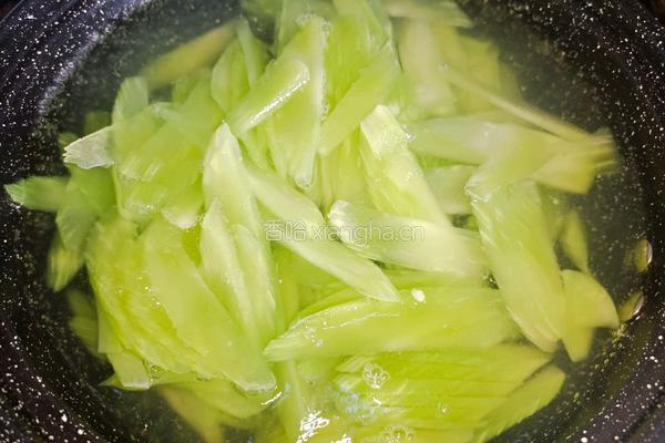 腩肉炒莴笋的做法图解2