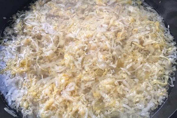 酸菜炖脊骨冻豆腐的做法图解3